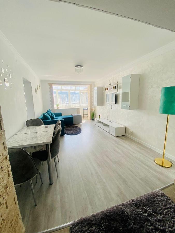 Apartament Tiron In Centru Orasului กูรา ฮูมอรูลุย ภายนอก รูปภาพ
