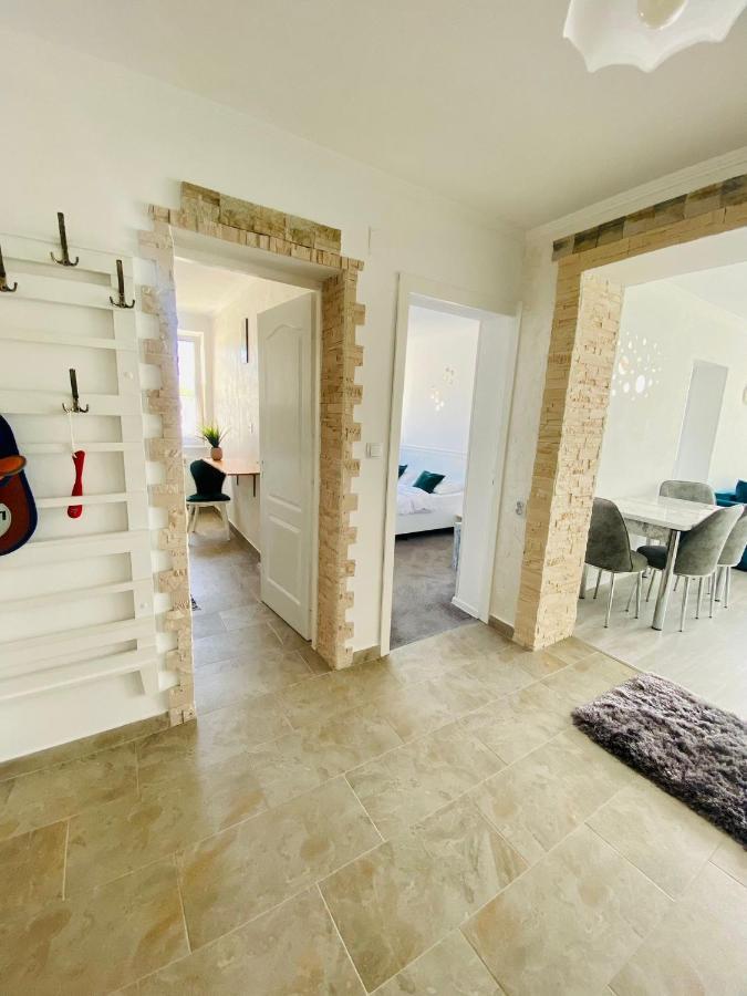 Apartament Tiron In Centru Orasului กูรา ฮูมอรูลุย ภายนอก รูปภาพ