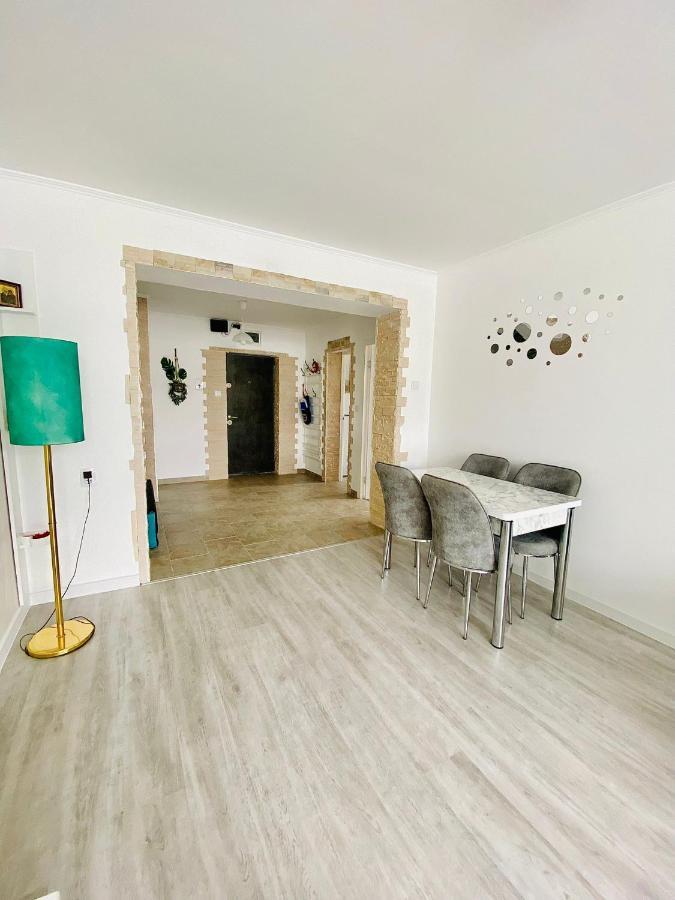 Apartament Tiron In Centru Orasului กูรา ฮูมอรูลุย ภายนอก รูปภาพ